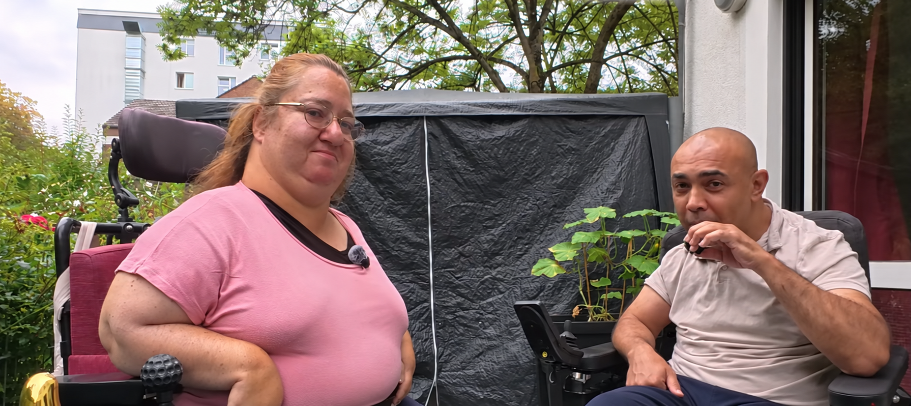 Gülsen et Hakan discutent dans un jardin, tous deux en fauteuil roulant.